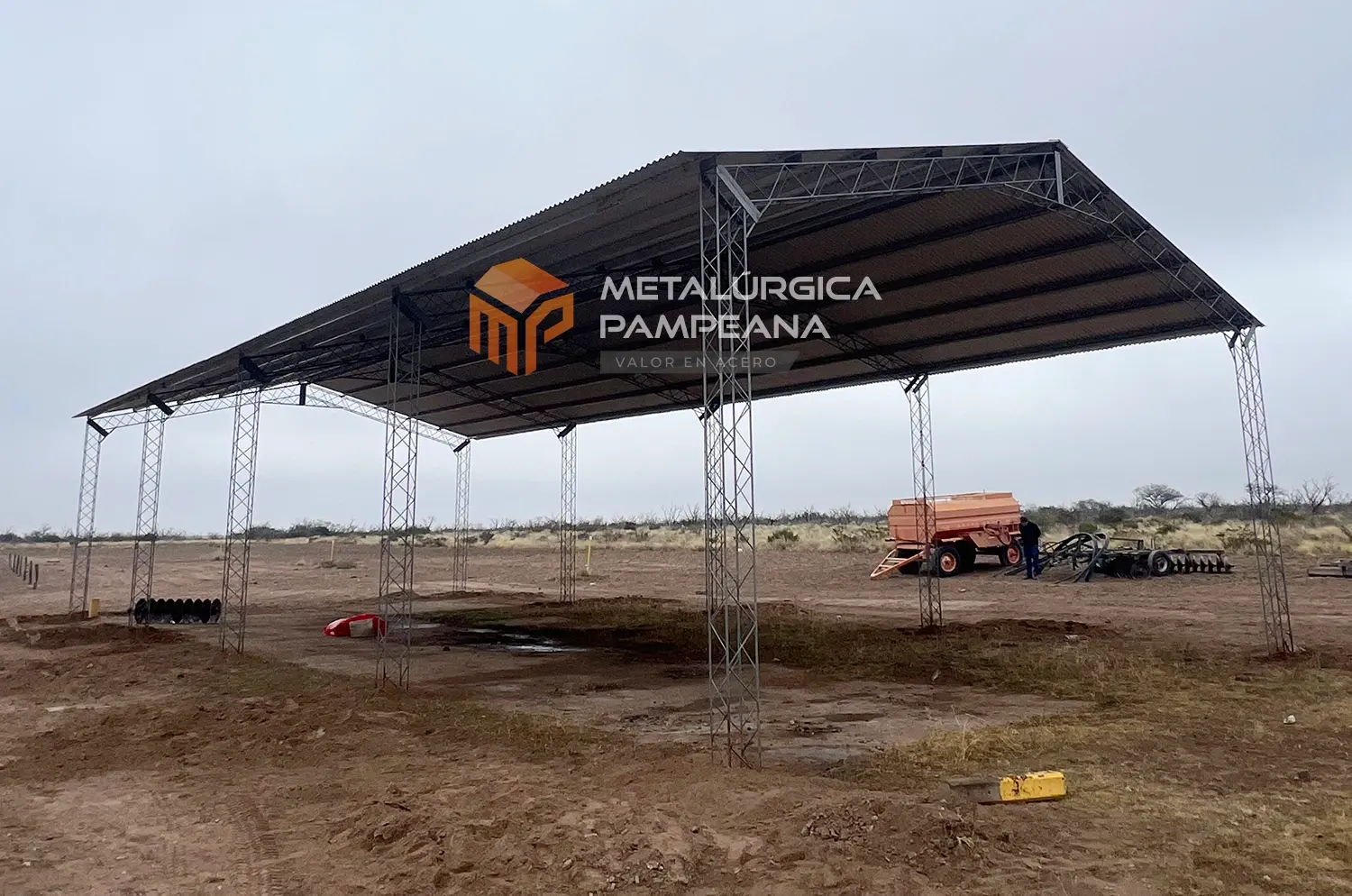 Tinglado de 10 por 22 metros con estructura reticulada en General Acha