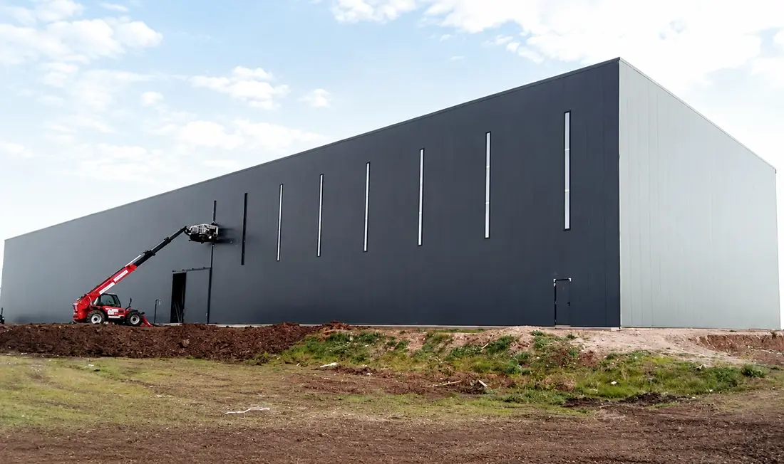 Cubierta y cerramiento metálico instalados en galpón industrial